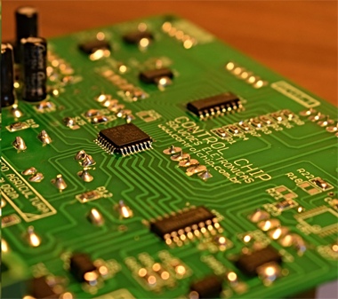 Soldagem de componentes PTH e SMD sendo feitos na placa eletrônica