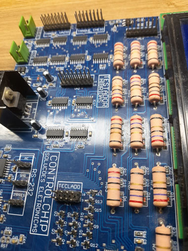 Placa Eletrônica com componentes PTH soldados